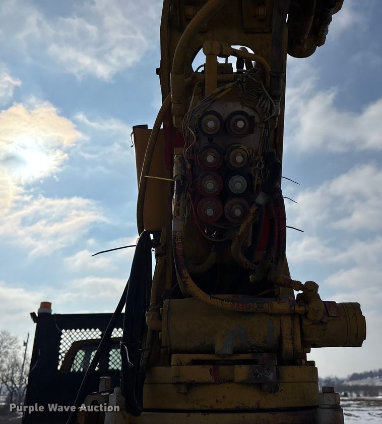 image for item FG0065 1996 Ford F-Series Flat bed truck with crane