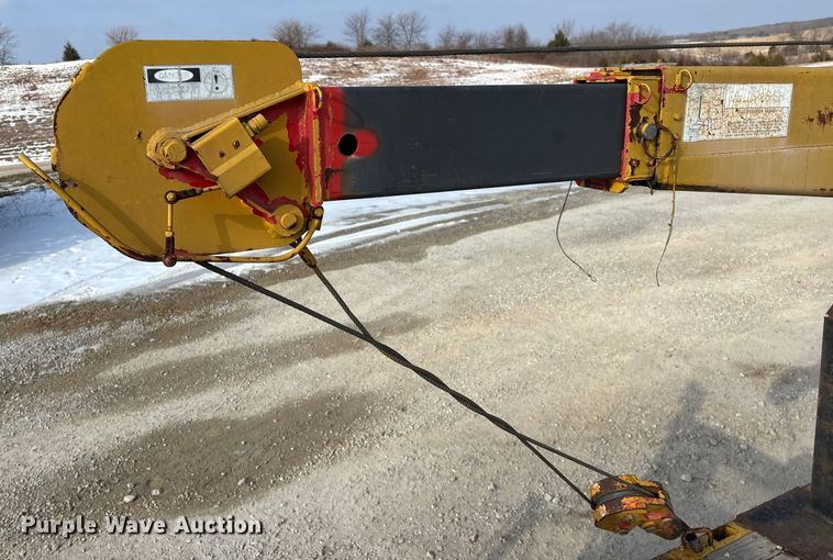 image for item FG0065 1996 Ford F-Series Flat bed truck with crane