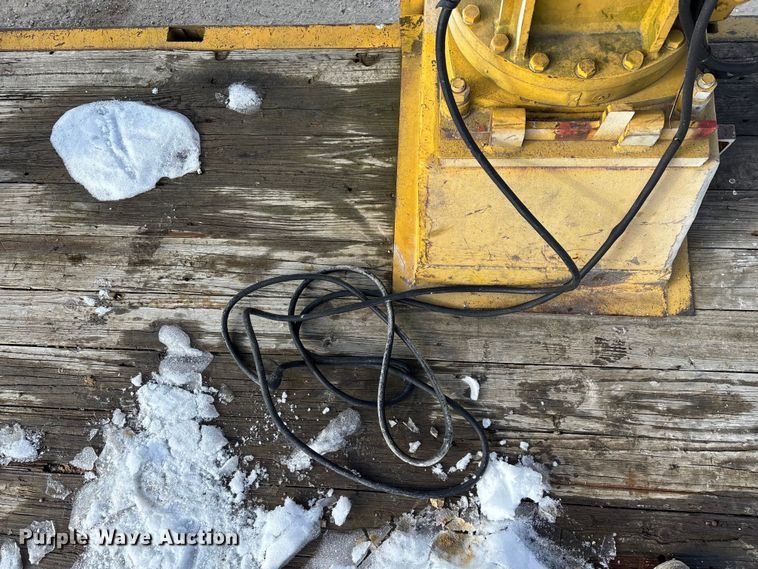 image for item FG0065 1996 Ford F-Series Flat bed truck with crane