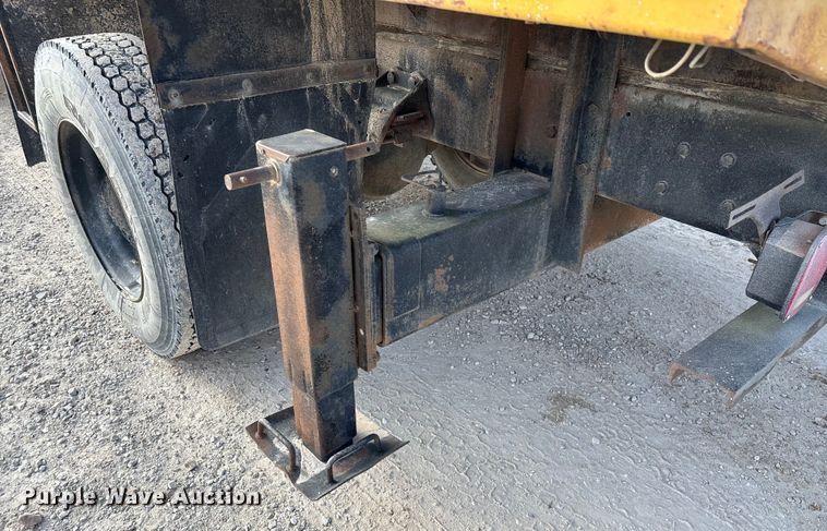 image for item FG0065 1996 Ford F-Series Flat bed truck with crane