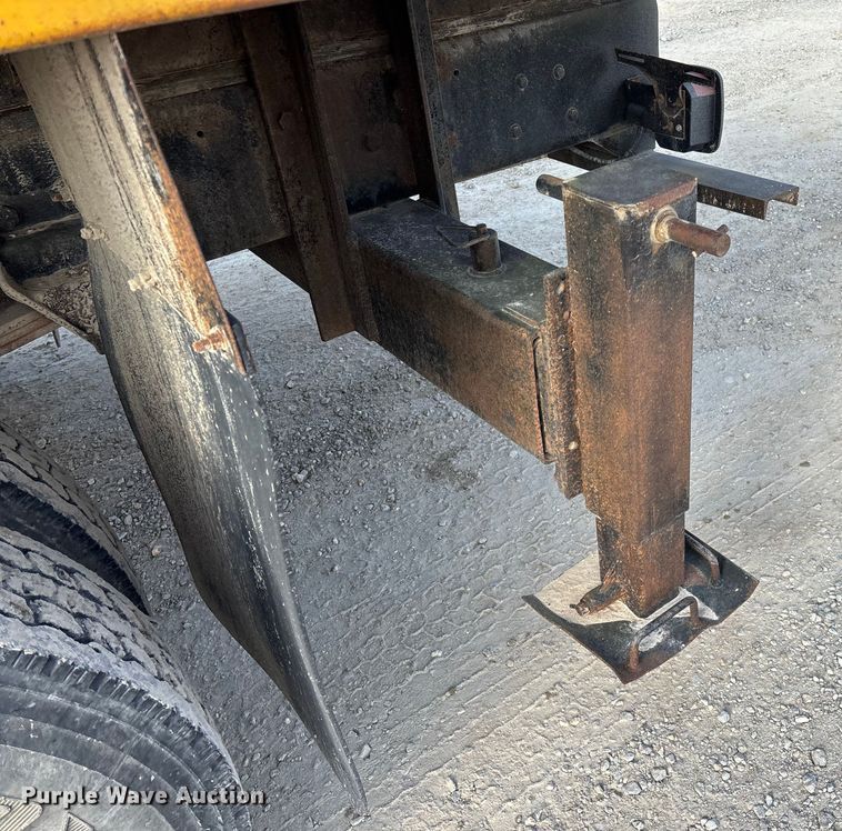 image for item FG0065 1996 Ford F-Series Flat bed truck with crane