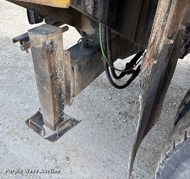 image for item FG0065 1996 Ford F-Series Flat bed truck with crane