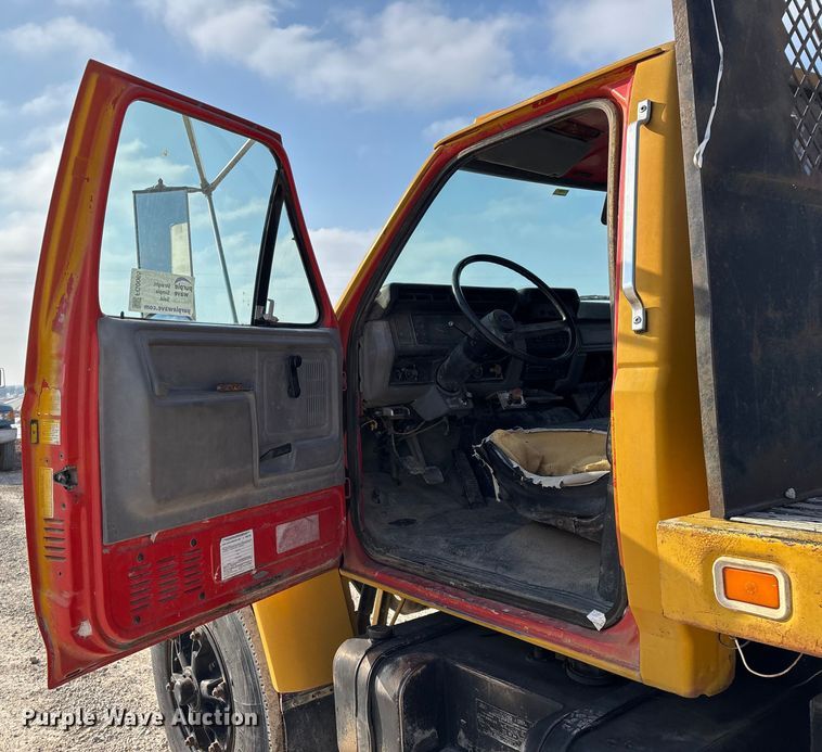 image for item FG0065 1996 Ford F-Series Flat bed truck with crane