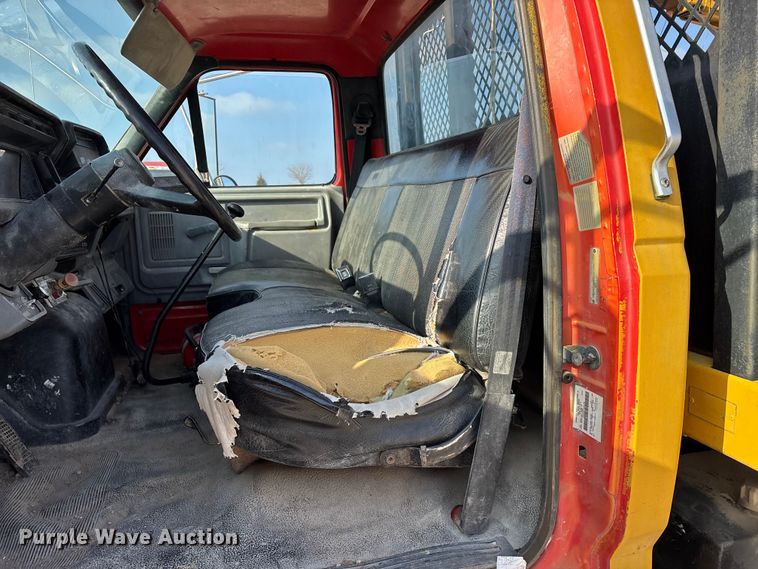 image for item FG0065 1996 Ford F-Series Flat bed truck with crane