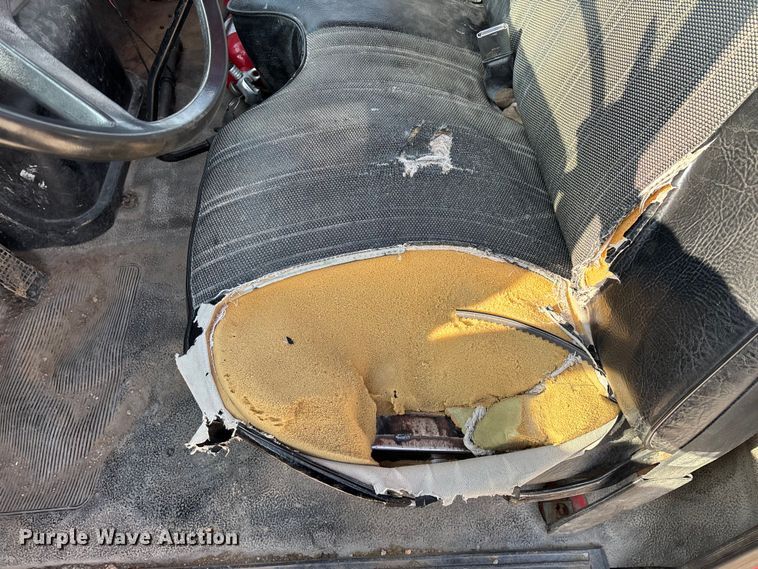 image for item FG0065 1996 Ford F-Series Flat bed truck with crane