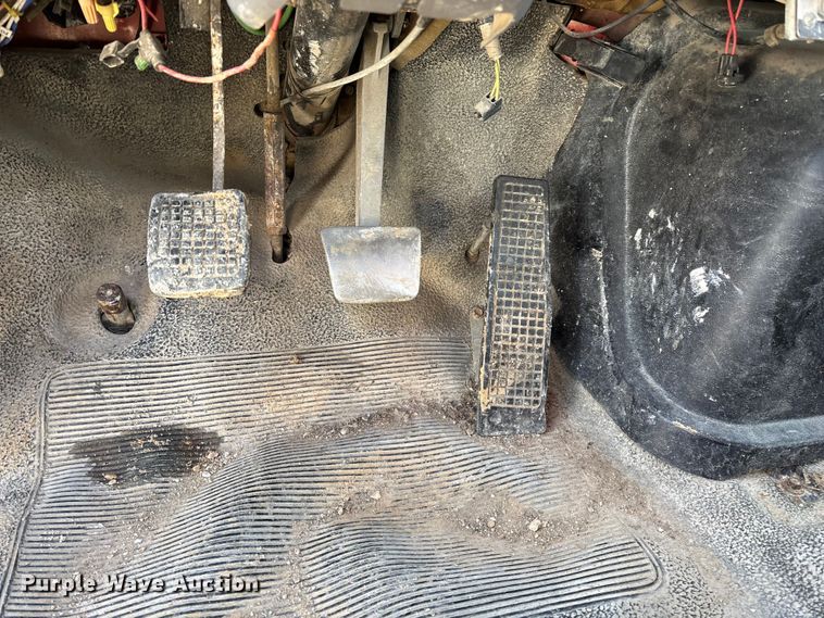 image for item FG0065 1996 Ford F-Series Flat bed truck with crane