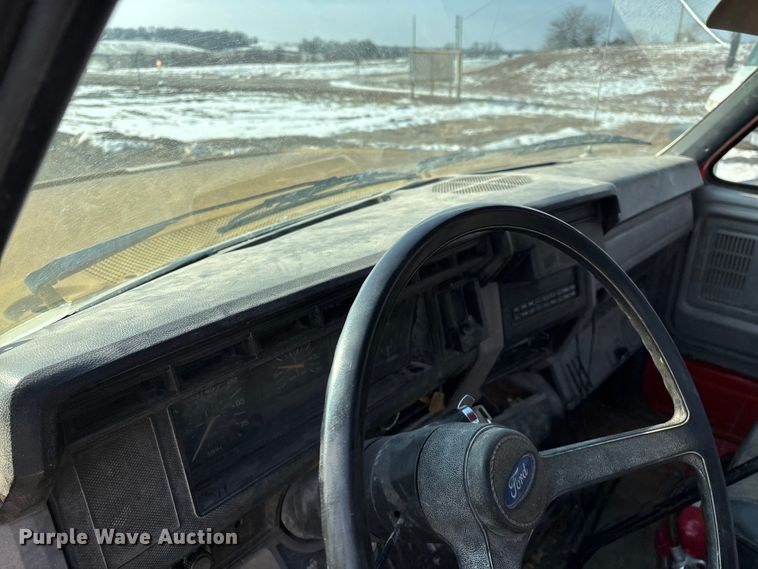 image for item FG0065 1996 Ford F-Series Flat bed truck with crane