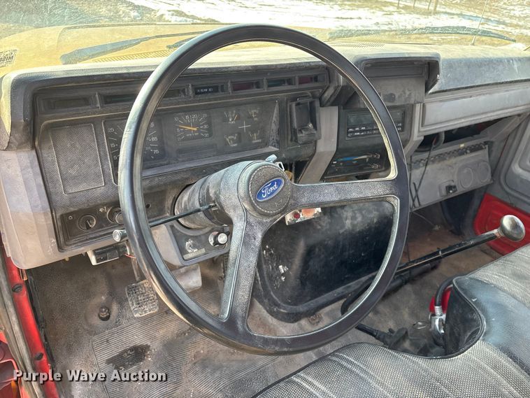 image for item FG0065 1996 Ford F-Series Flat bed truck with crane