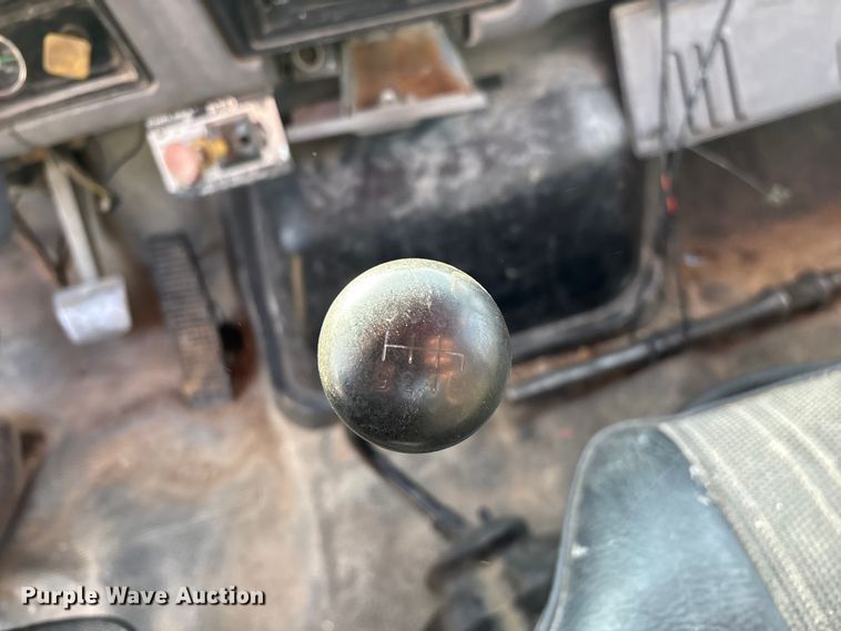 image for item FG0065 1996 Ford F-Series Flat bed truck with crane