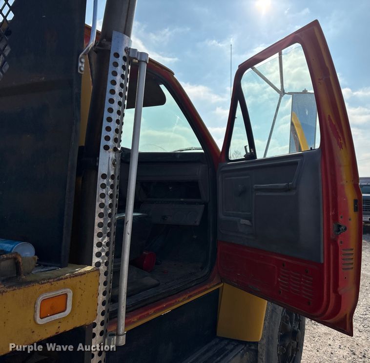 image for item FG0065 1996 Ford F-Series Flat bed truck with crane