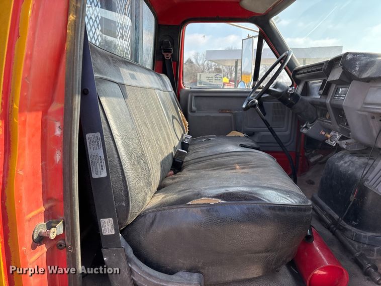 image for item FG0065 1996 Ford F-Series Flat bed truck with crane