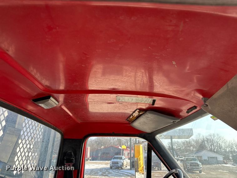 image for item FG0065 1996 Ford F-Series Flat bed truck with crane