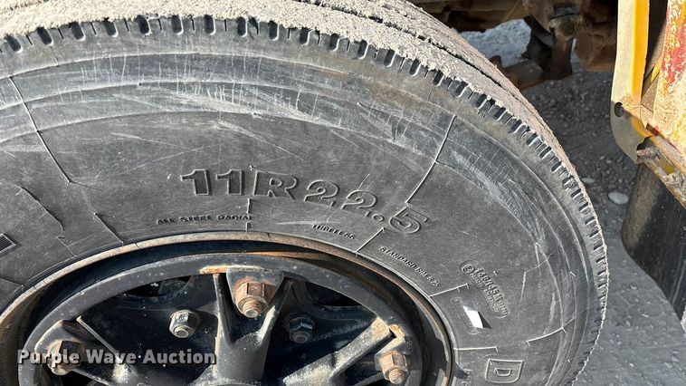 image for item FG0065 1996 Ford F-Series Flat bed truck with crane