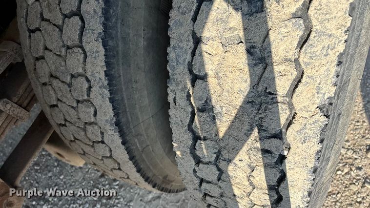 image for item FG0065 1996 Ford F-Series Flat bed truck with crane