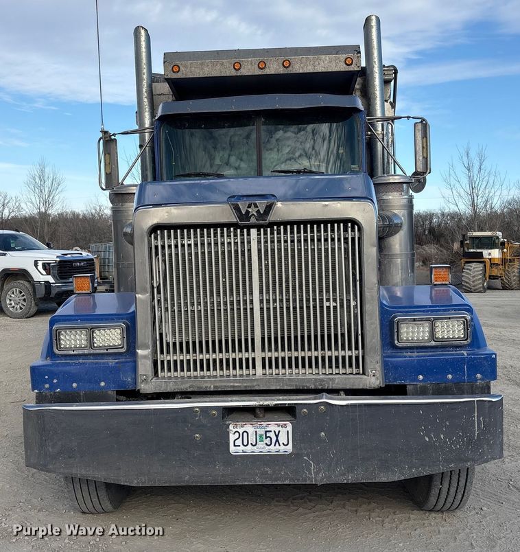 image for item FG2582 1995 Western Star 4900 dump truck