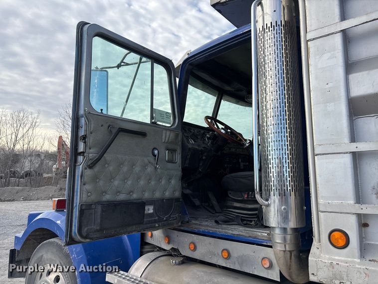 image for item FG2582 1995 Western Star 4900 dump truck