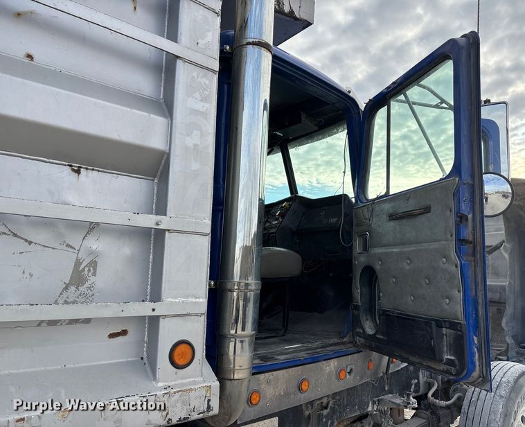 image for item FG2582 1995 Western Star 4900 dump truck