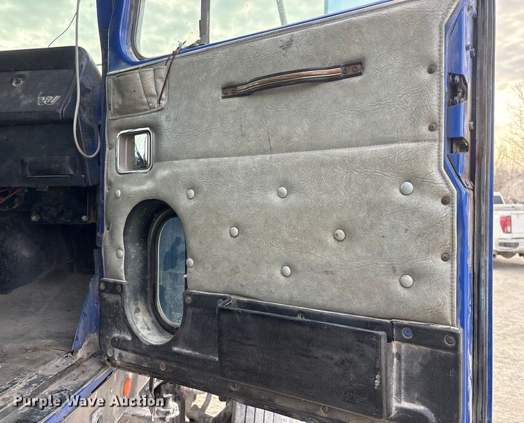 image for item FG2582 1995 Western Star 4900 dump truck