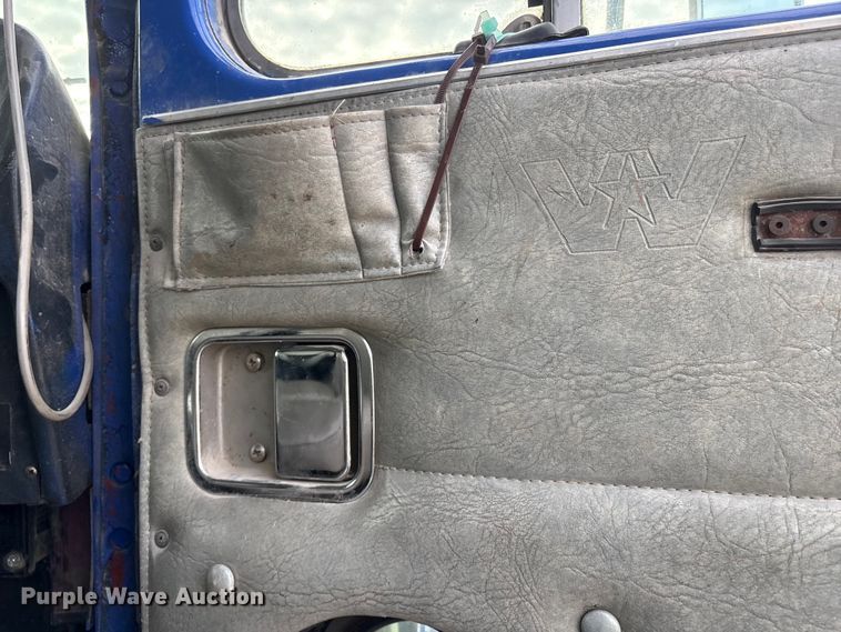 image for item FG2582 1995 Western Star 4900 dump truck