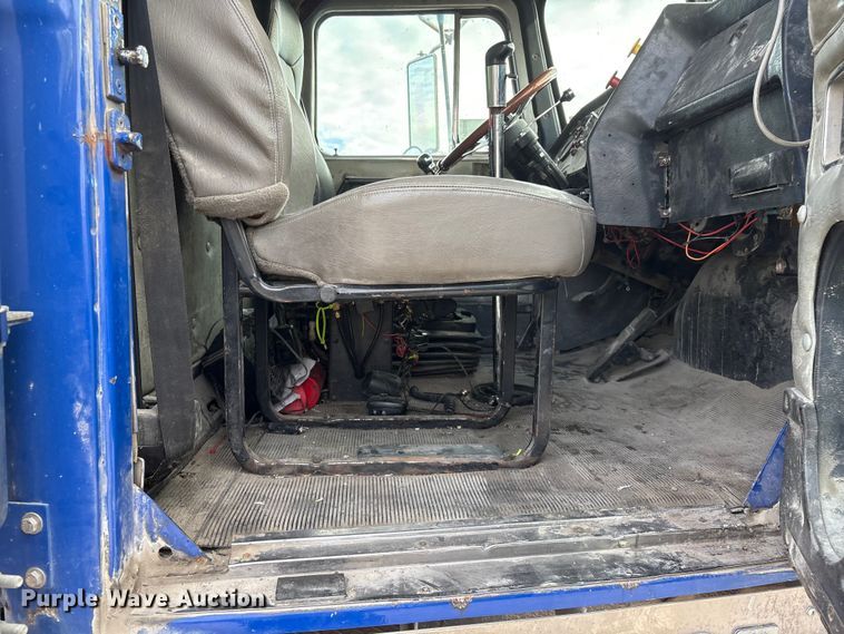 image for item FG2582 1995 Western Star 4900 dump truck