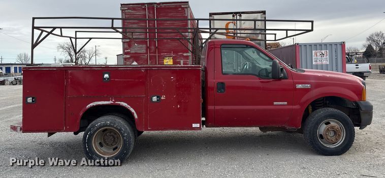 image for item FG2594 2006 Ford F350 Super Duty XL utility bed pickup truck