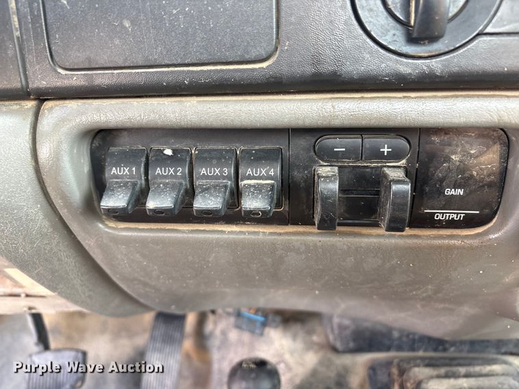 image for item FG2594 2006 Ford F350 Super Duty XL utility bed pickup truck