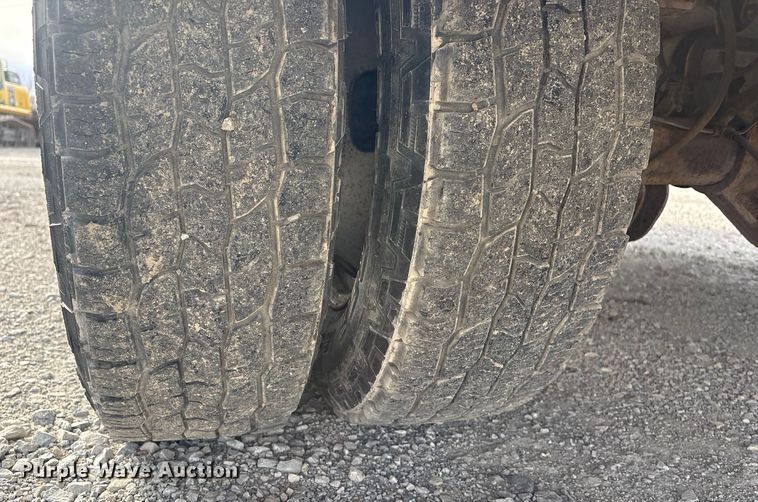 image for item FG2594 2006 Ford F350 Super Duty XL utility bed pickup truck