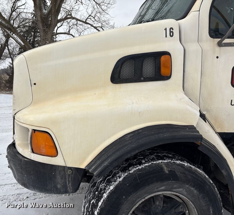 image for item FG2604 1997 Ford LT8513 dump truck