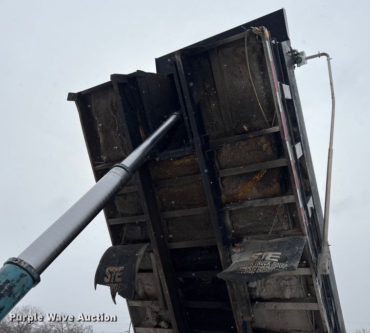 image for item FG2604 1997 Ford LT8513 dump truck