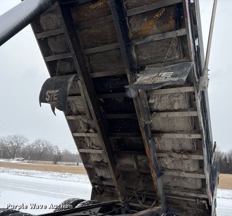 image for item FG2604 1997 Ford LT8513 dump truck