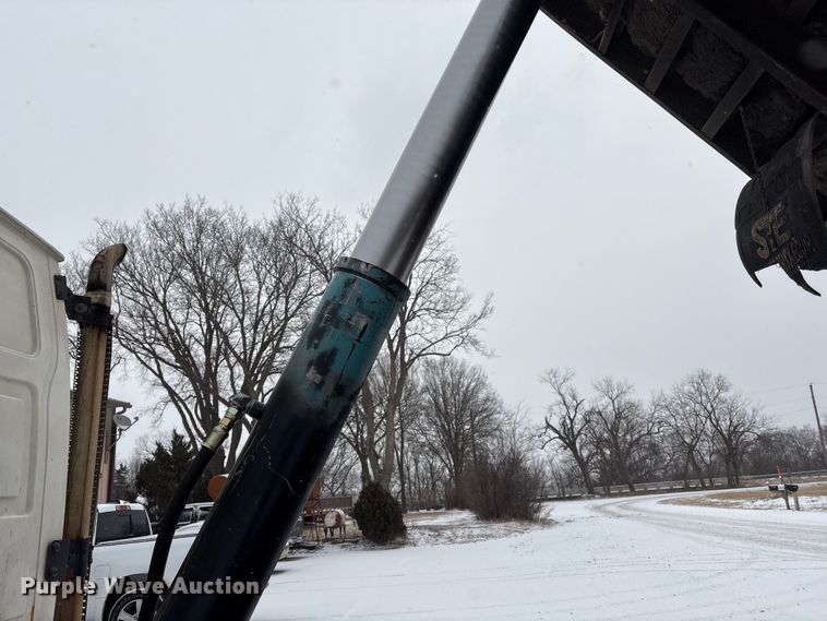 image for item FG2604 1997 Ford LT8513 dump truck