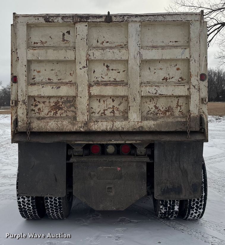 image for item FG2605 1993 International 4900 dump truck