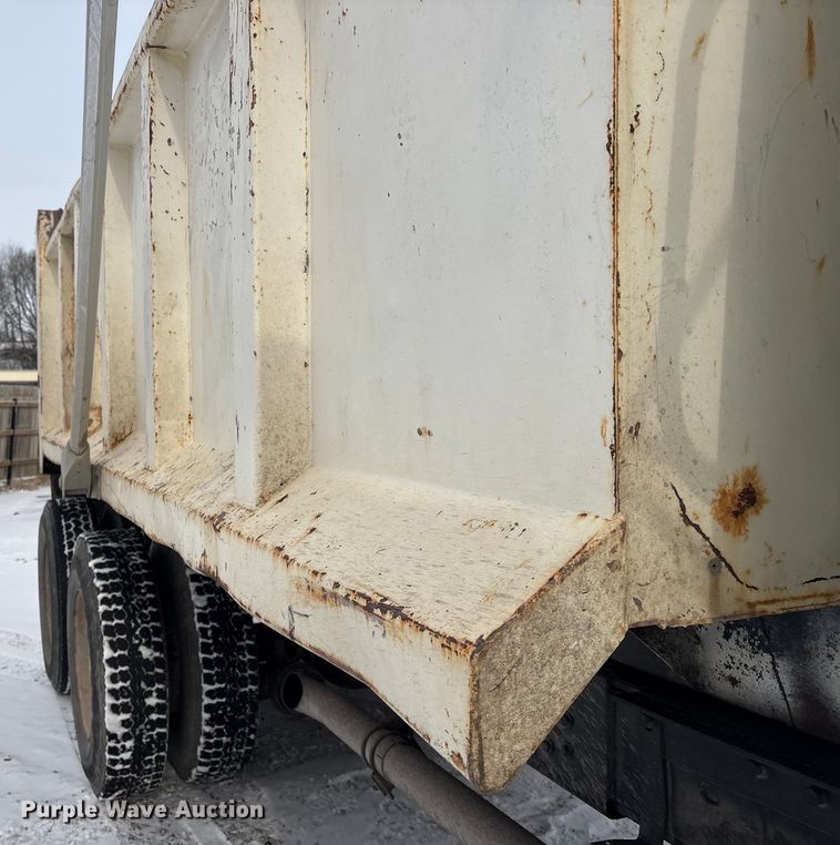 image for item FG2605 1993 International 4900 dump truck
