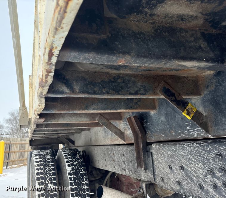 image for item FG2605 1993 International 4900 dump truck