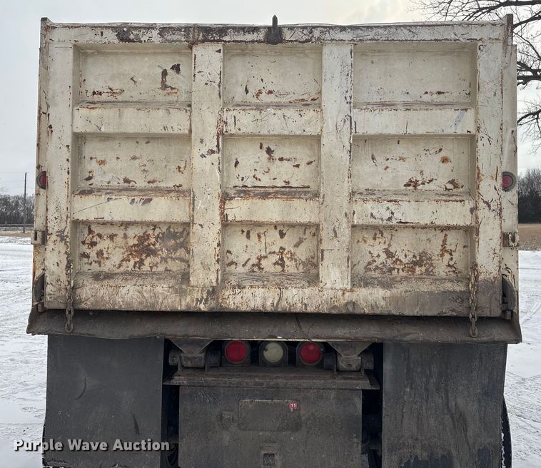 image for item FG2605 1993 International 4900 dump truck