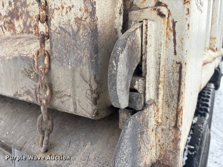 image for item FG2605 1993 International 4900 dump truck