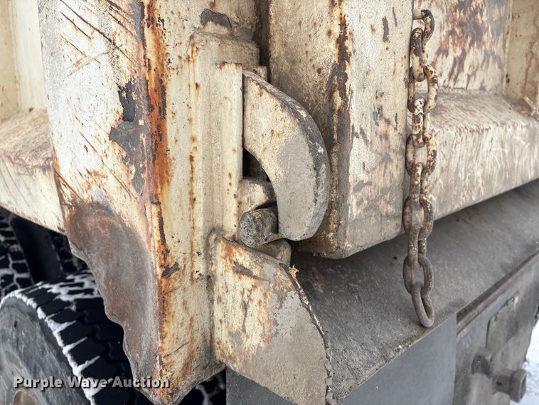 image for item FG2605 1993 International 4900 dump truck