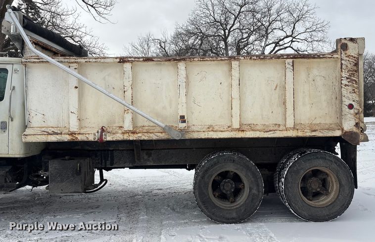 image for item FG2605 1993 International 4900 dump truck