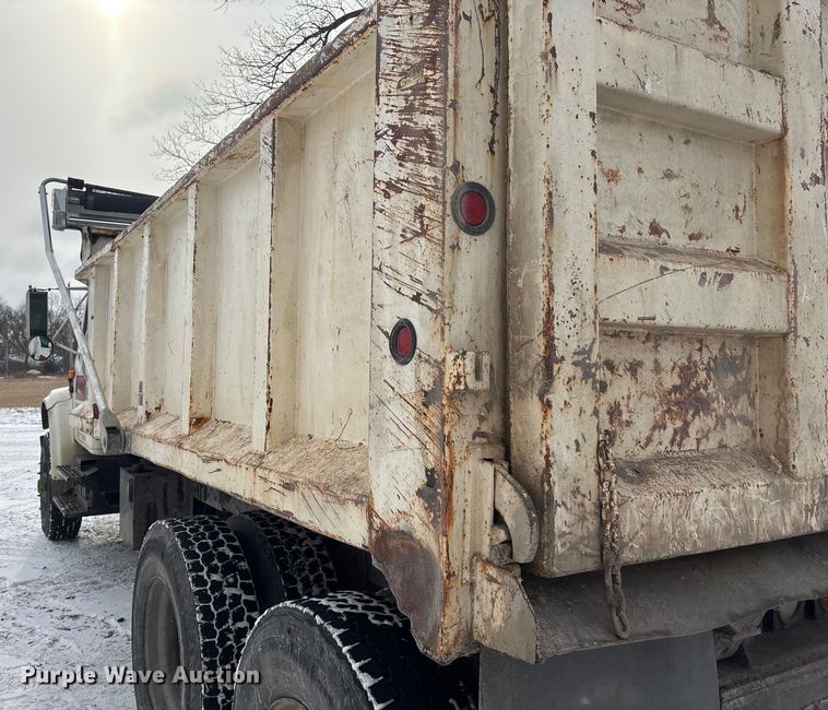 image for item FG2605 1993 International 4900 dump truck