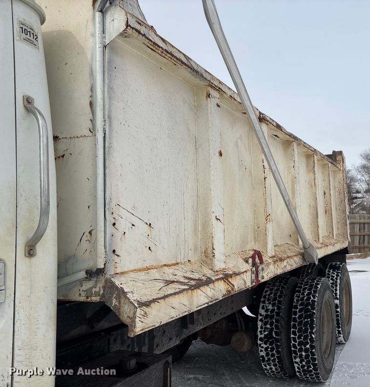 image for item FG2605 1993 International 4900 dump truck