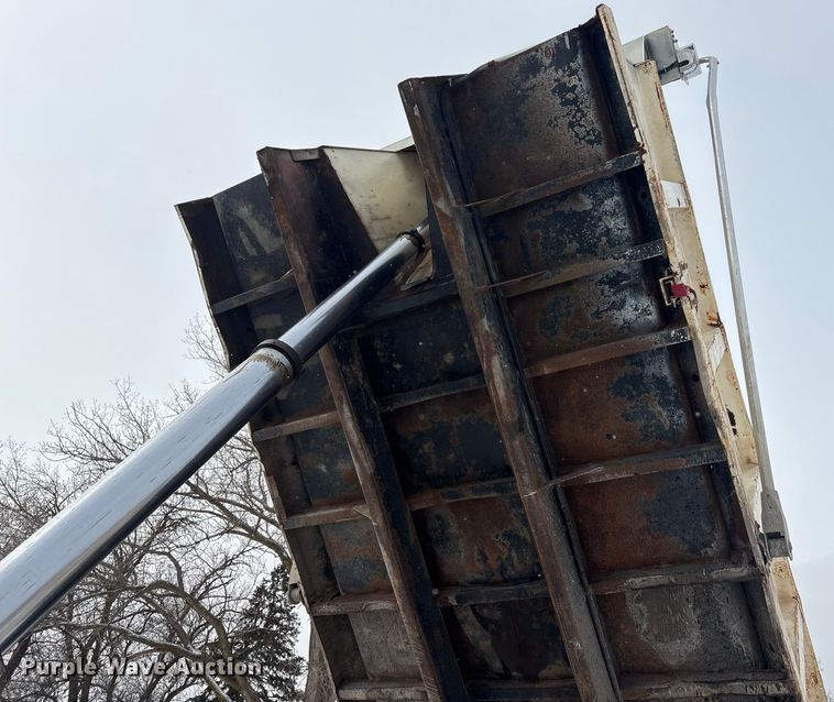 image for item FG2605 1993 International 4900 dump truck