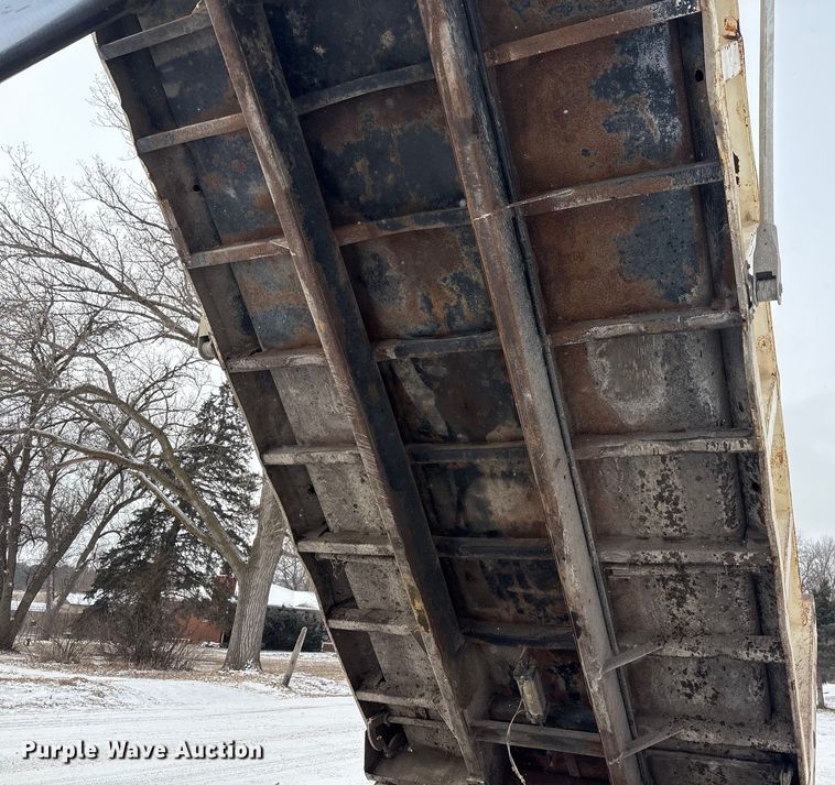 image for item FG2605 1993 International 4900 dump truck