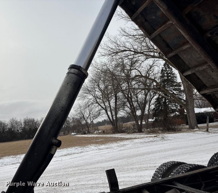 image for item FG2605 1993 International 4900 dump truck