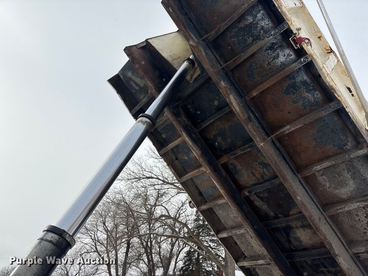 image for item FG2605 1993 International 4900 dump truck