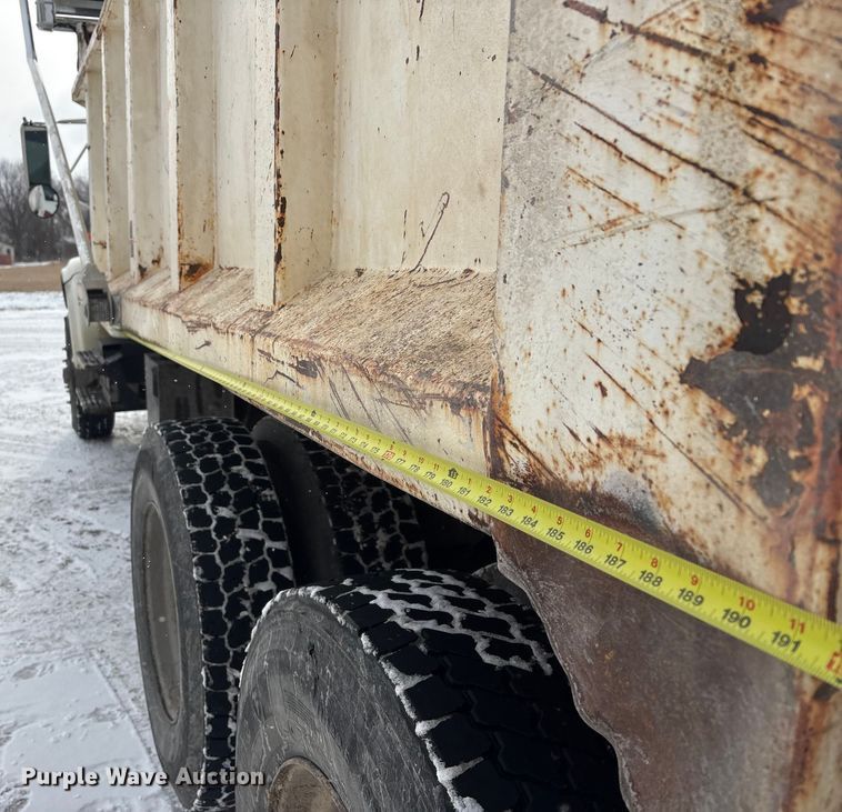 image for item FG2605 1993 International 4900 dump truck