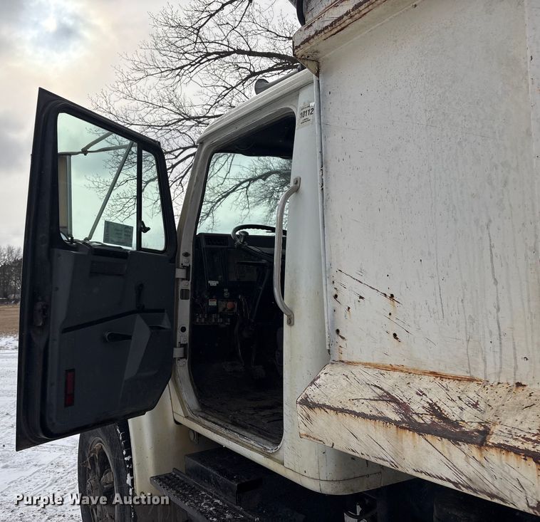 image for item FG2605 1993 International 4900 dump truck