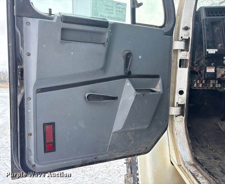 image for item FG2605 1993 International 4900 dump truck