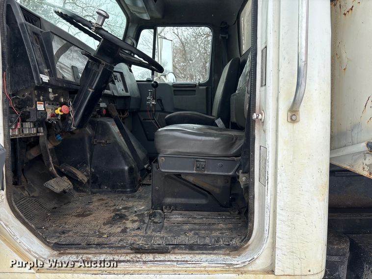 image for item FG2605 1993 International 4900 dump truck