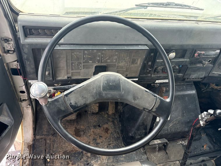 image for item FG2605 1993 International 4900 dump truck