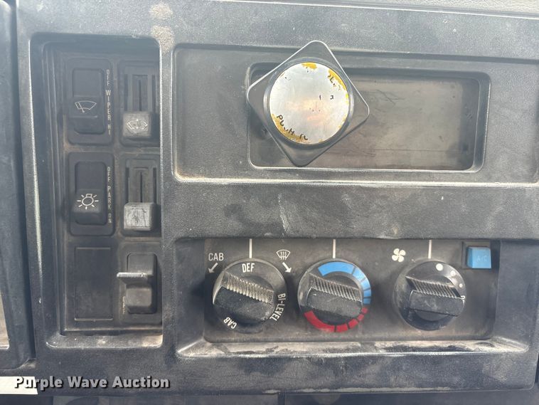 image for item FG2605 1993 International 4900 dump truck